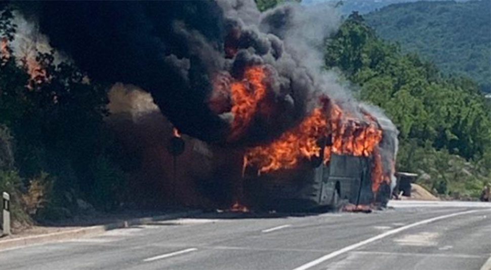 Zapaljen bus.jpg